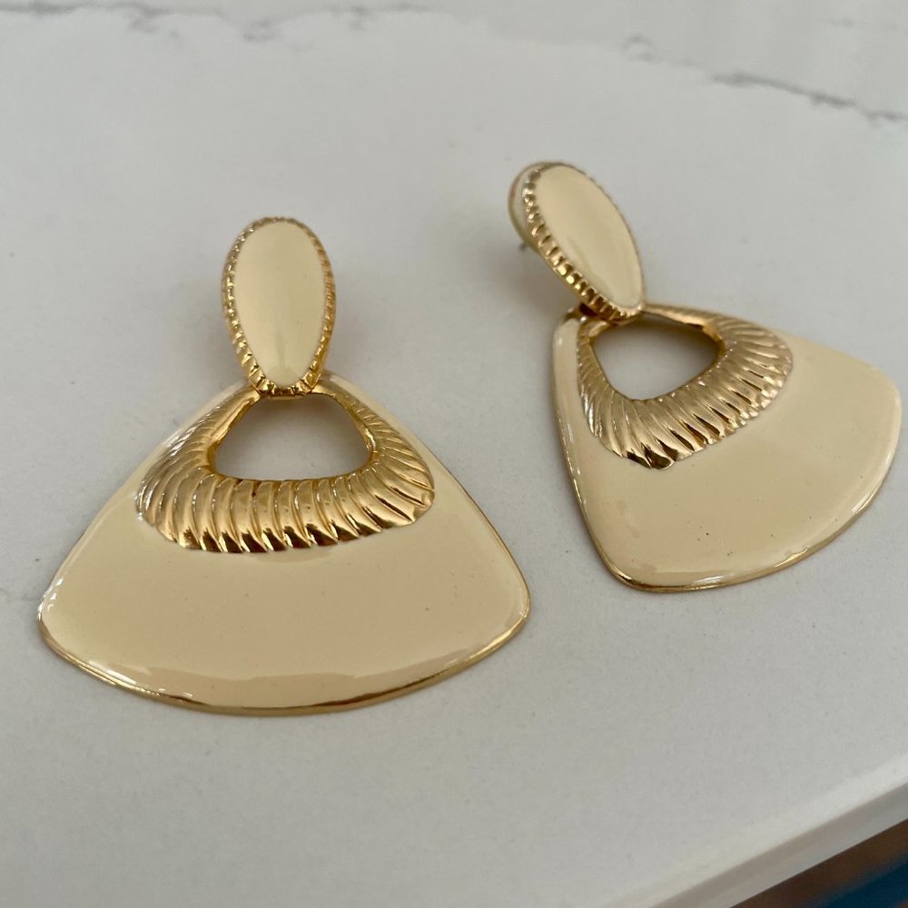 Vintage Mod Enamel Textured Gold Tone Edge Earrings - Picture 13 of 13